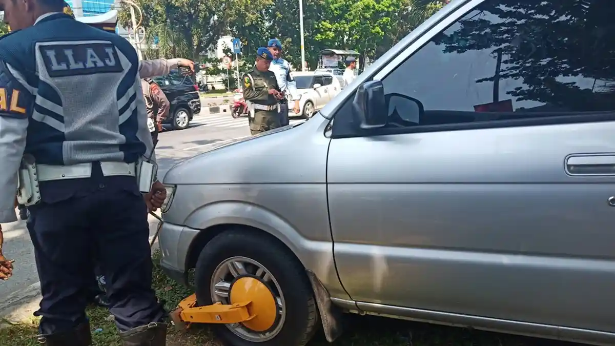 Penerapan Sanksi Derek di Padang, Hari Pertama Ada 14 Mobil Ditilang karena Parkir Sembarangan