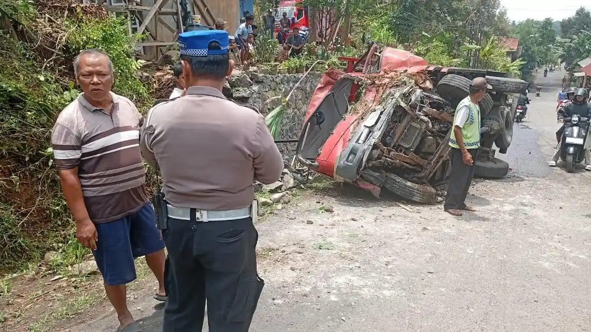 BREAKING NEWS: Truk Box Tabrak Truk Engkel hingga Terguling di Kemranjen Banyumas, 3 Orang Luka