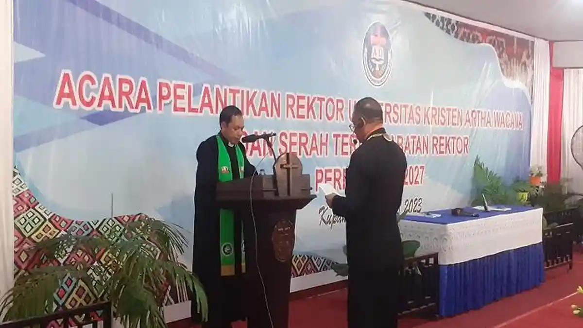 Prof Godlief Neonufa Resmi Dilantik Sebagai Rektor UKAW Kupang Periode 2023-2027