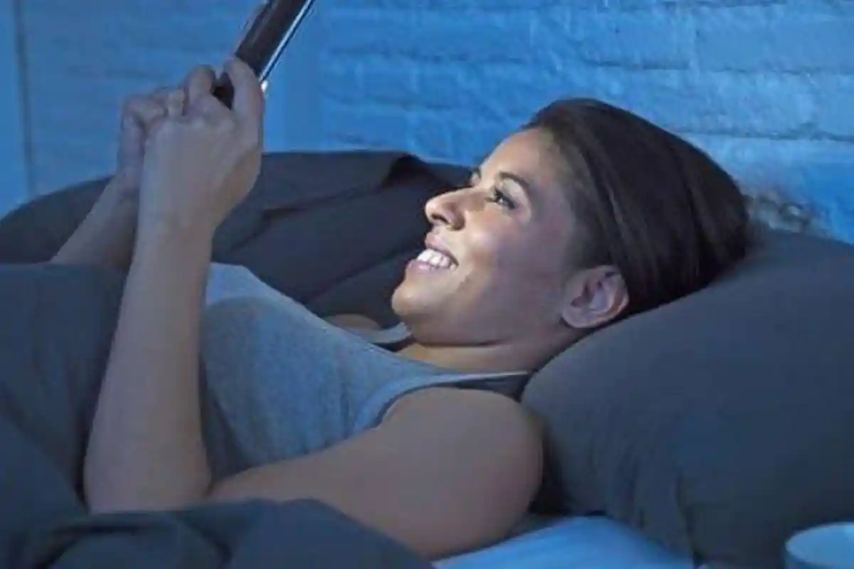 Dampak Buruk yang Bisa Terjadi pada Tubuh saat Begadang Sambil Main HP