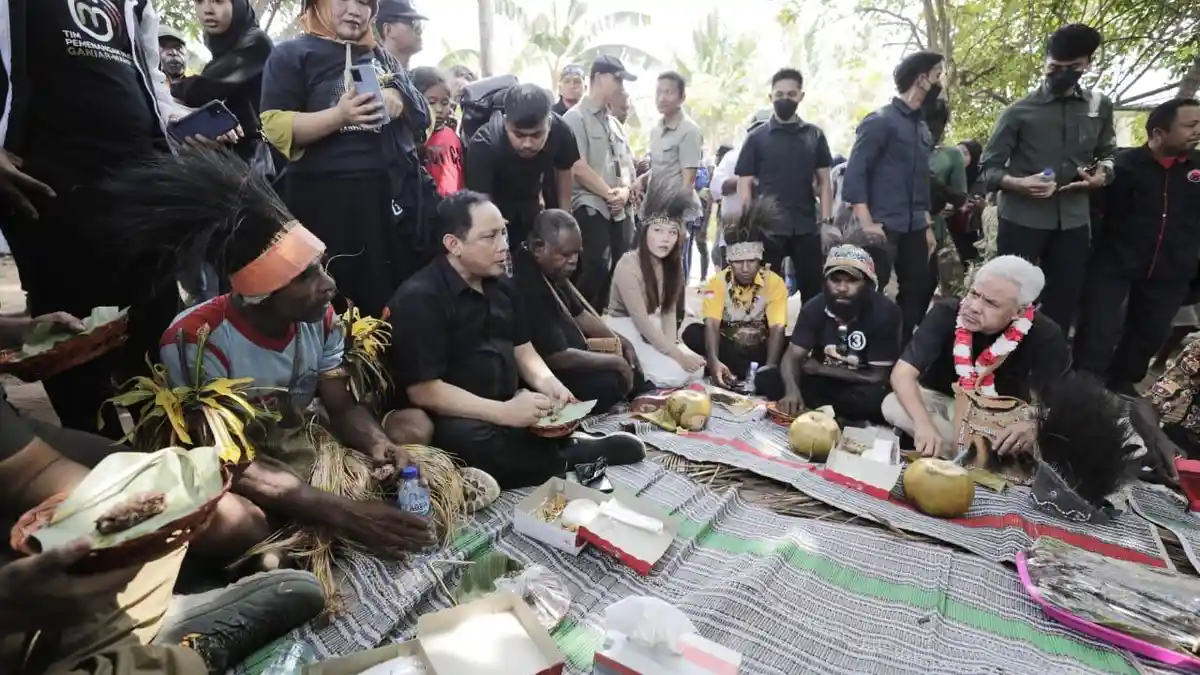Momen Ganjar Nikmati Sagu Sep Bersama Warga, Makanan Lezat Khas Merauke ...