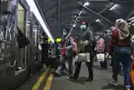 warga-saat-menaiki-ka-bima-di-stasiun-gubeng.jpg