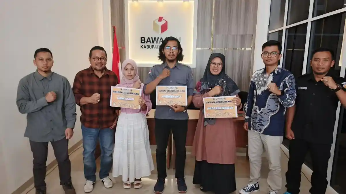 Bawaslu Kabupaten Solok Berikan Santunan bagi Pengawas Ad Hoc yang Alami Kecelakaan Kerja