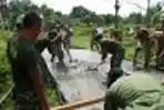 Pasukan US Navy dan Marinir Indonesia Perbaiki Jalan