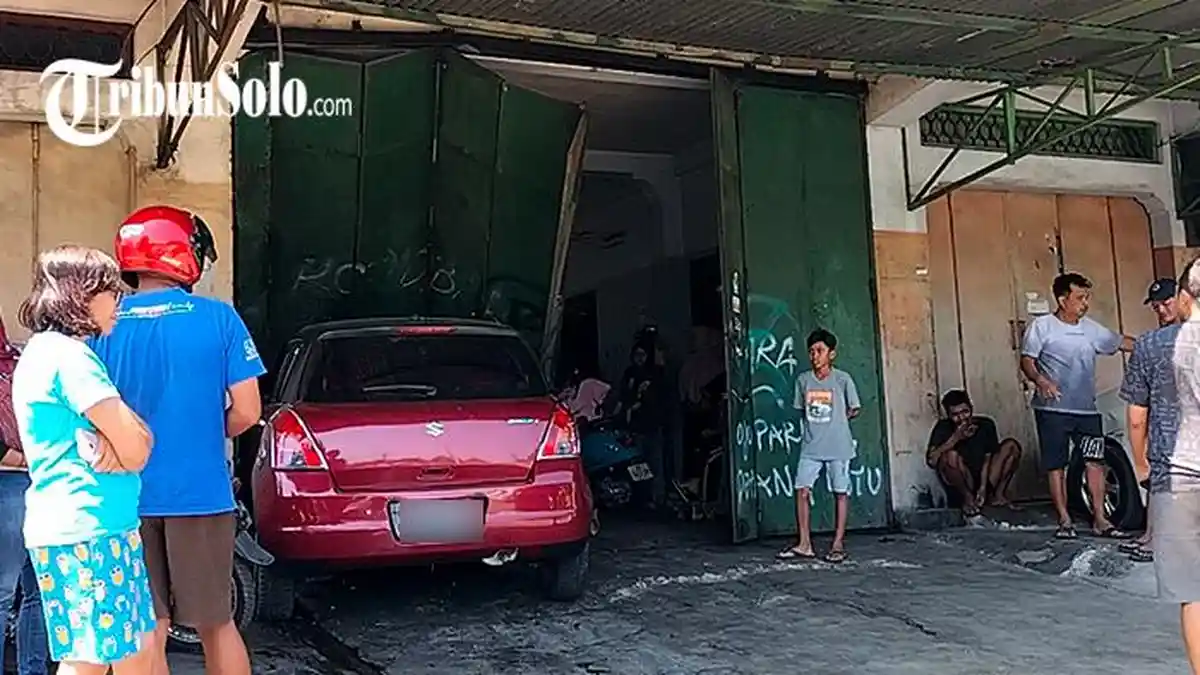 BREAKING NEWS : Mobil Suzuki Swift Tabrak Bengkel Depan RSUD Pandan Arang Boyolali