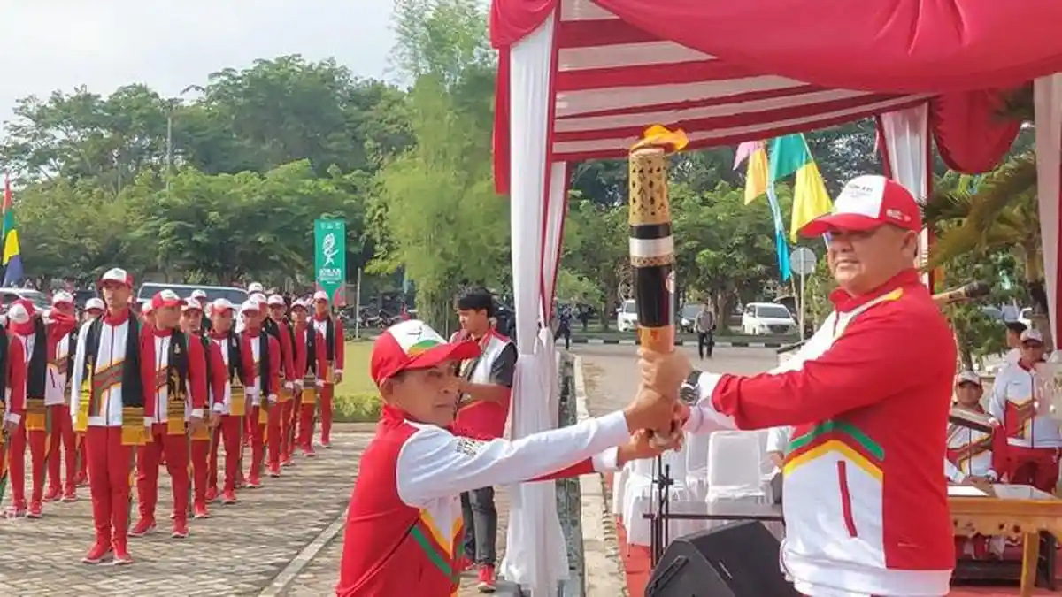 Obor Api PON XXI Diarak ke Kantor Bupati Aceh Tamiang, Dibawa 21 Pelari dan Diterima Pj Bupati Asra