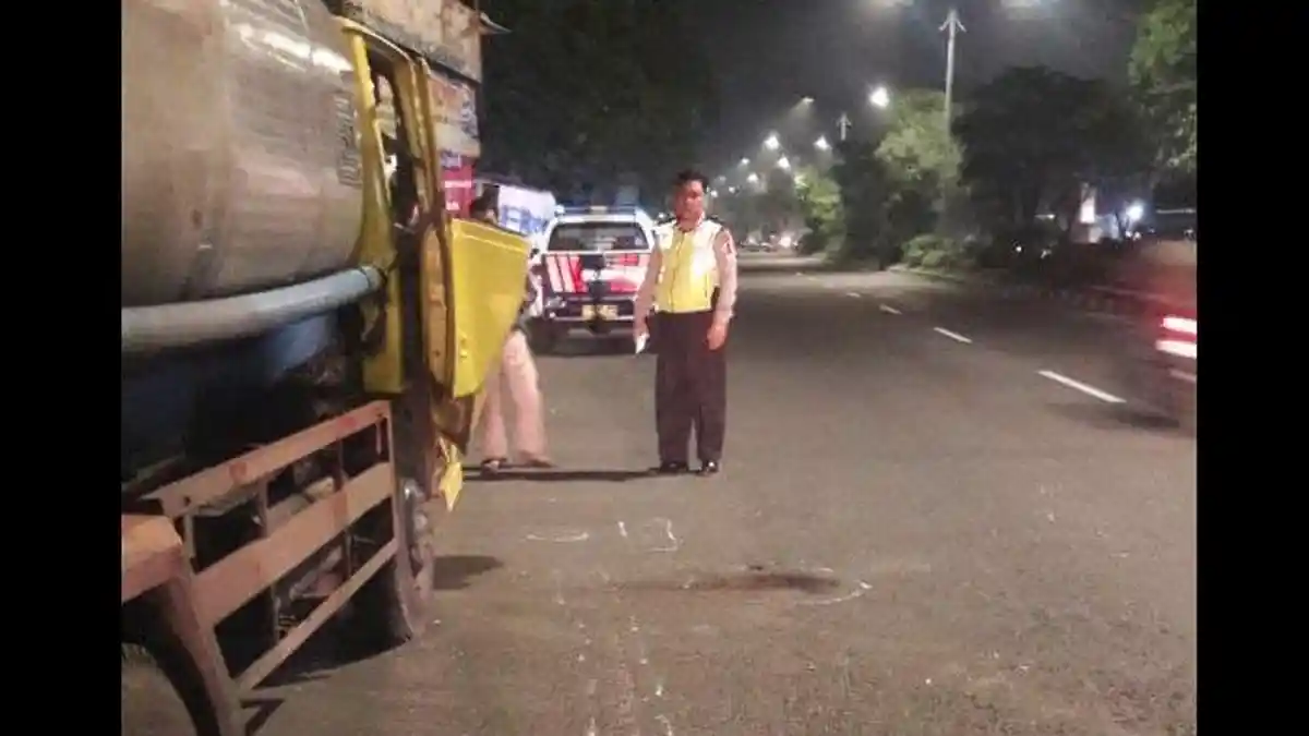 Anjar dan Adik yang Dibonceng Tewas Usai Motornya Tabrak Truk Parkir di Jalan Raya Gelam
