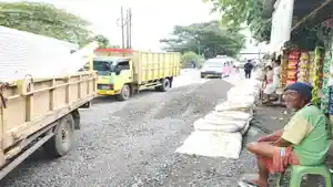 Perbaikan-sementara-ruas-Jalan-Lettu-A-Karim-Kadir-Gandus-Palembang.jpg