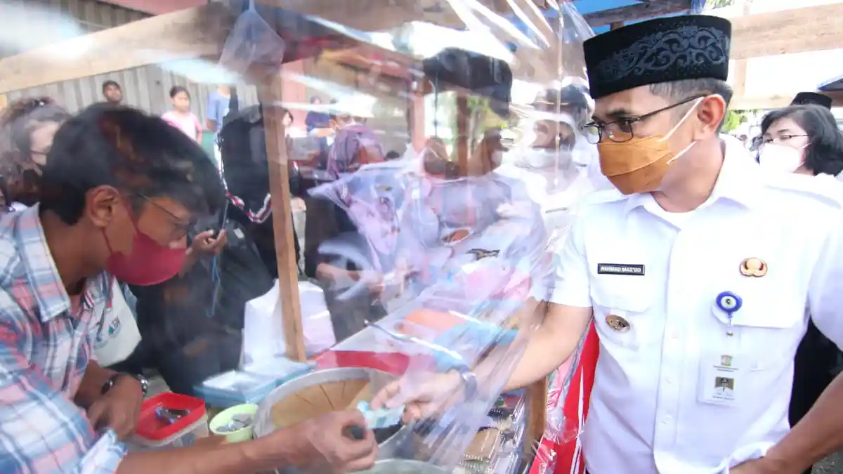 Sidak Pasar Ramadhan, Walikota Rahmad Masud Ambil 16 Sampel Makanan dengan Warna Mencolok