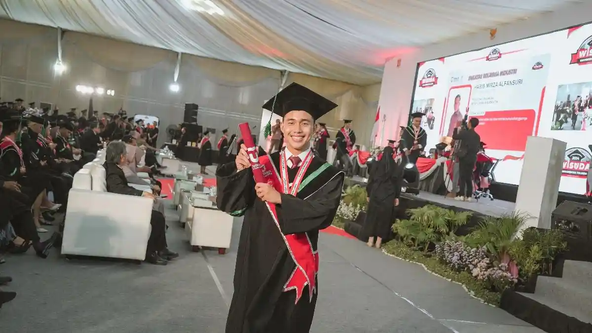 Wisuda Jadi Momen Bersejarah bagi Lulusan Pertama Telkom University Surabaya