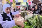 Gubernur-Jawa-Timur-Khofifah-Indar-Parawansa-membeli-sayuran-di-Pasar-Klojen-Jumat.jpg