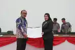 Gubernur-Sulbar-Suhardi-Duka-SDK-resmi-menerima-Surat-Keputusan-Pimpinan-DPRD-Sulbar.jpg