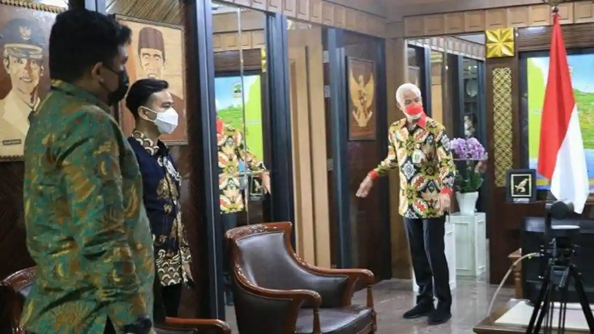 Ganjar Pranowo Mendadak Bertemu Gibran Rakabuming dan Bobby Nasution di Semarang,  Ada Apa?