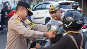 Polisi-Bagi-bagi-Helm-di-Alun-alun-Lama-Ungaran.jpg