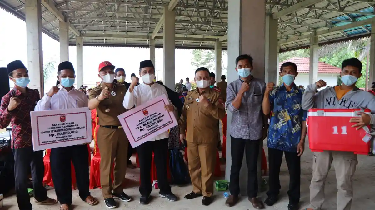 Pemkab Lampung Barat Serahkan Bantuan kepada Lembaga Keagamaan dan Masyarakat