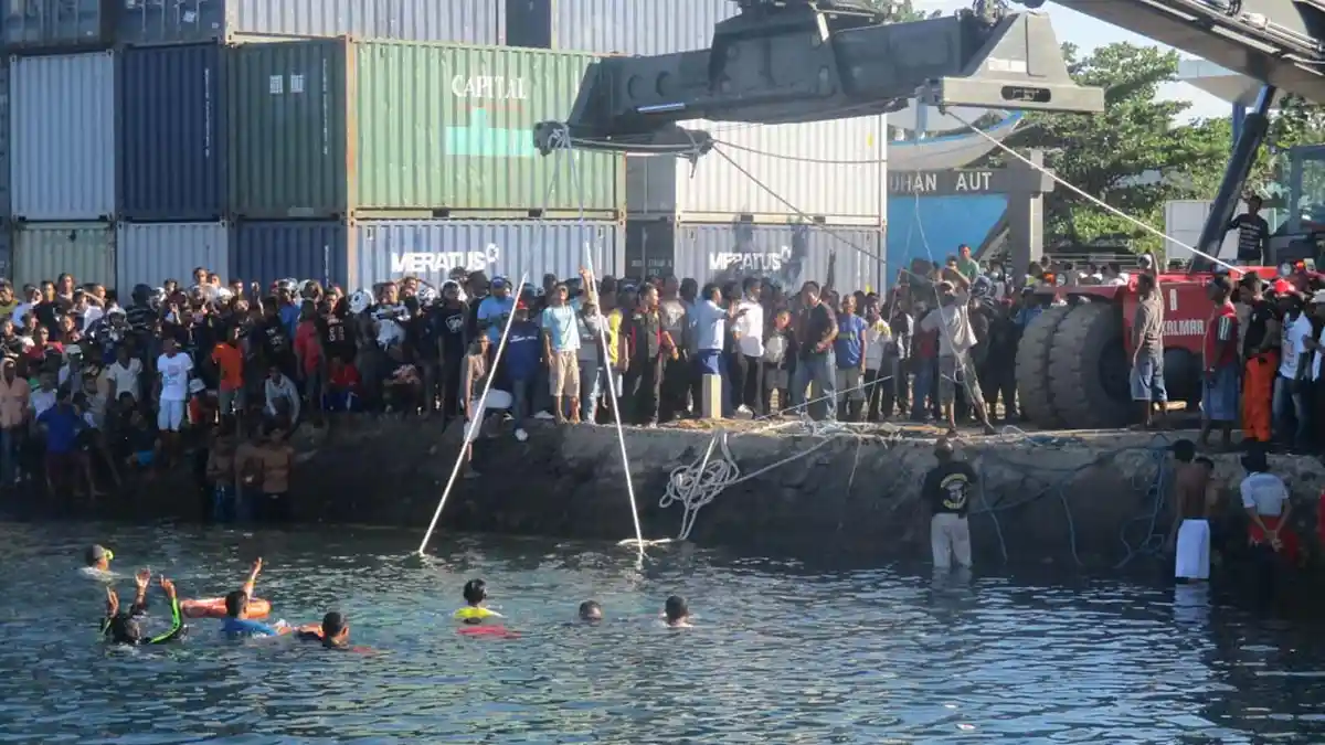 Warga Kerumini Pelabuhan Lorens Say Maumere