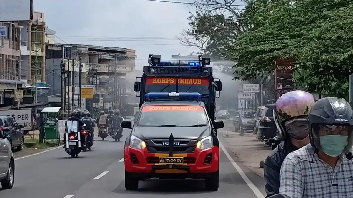 Pemkot Jambi Kerahkan Mobil Damkar dan Water Cannon untuk Semprotkan Disinfektan