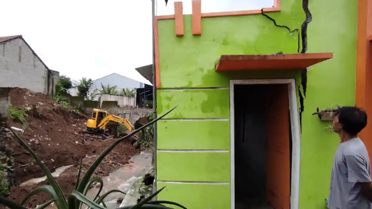 Talud Sungai Longsor, Rumah Warga di Gedog Sananwetan Rusak
