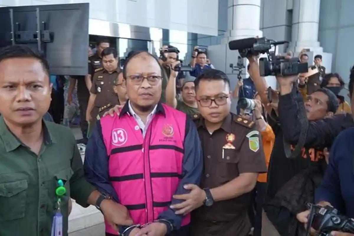 Adik Mentan Ditetapkan Tersangka Korupsi di PDAM Makassar, Tangan Diborgol dan Langsung Ditahan