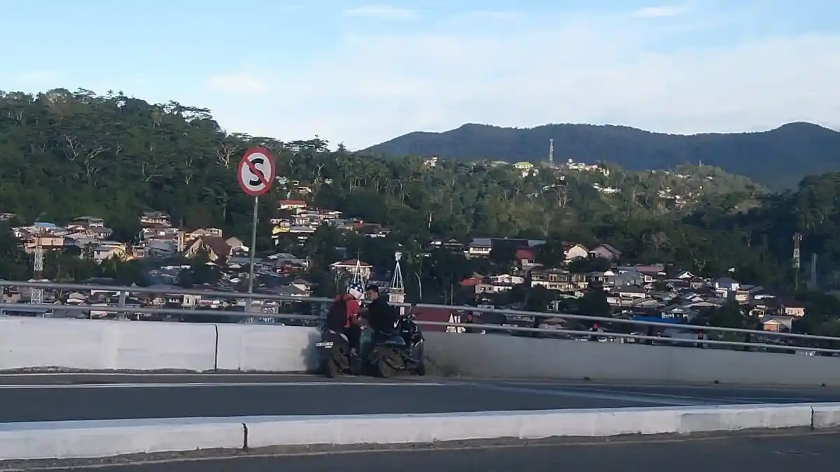 Dilarang Berhenti, Tapi Jadi Tongkrongan: Papan Larangan di JMP Sekadar Formalitas?