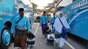 BERANGKAT-Wabup-Kediri-Dewi-Mariya-Ulfa-saat-melepas-para-calon-jamaah.jpg