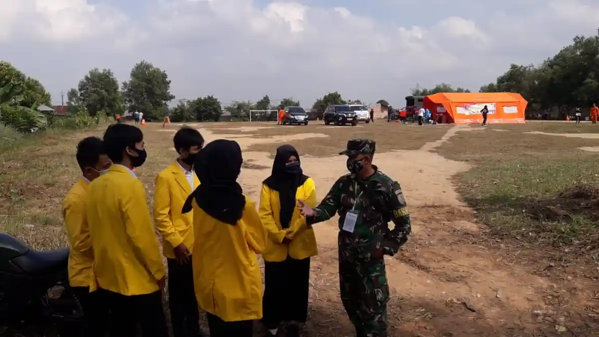 Babinsa Koramil Sukarami dan Mahasiswa Unsri Sosialisasikan Bahaya Covid 19