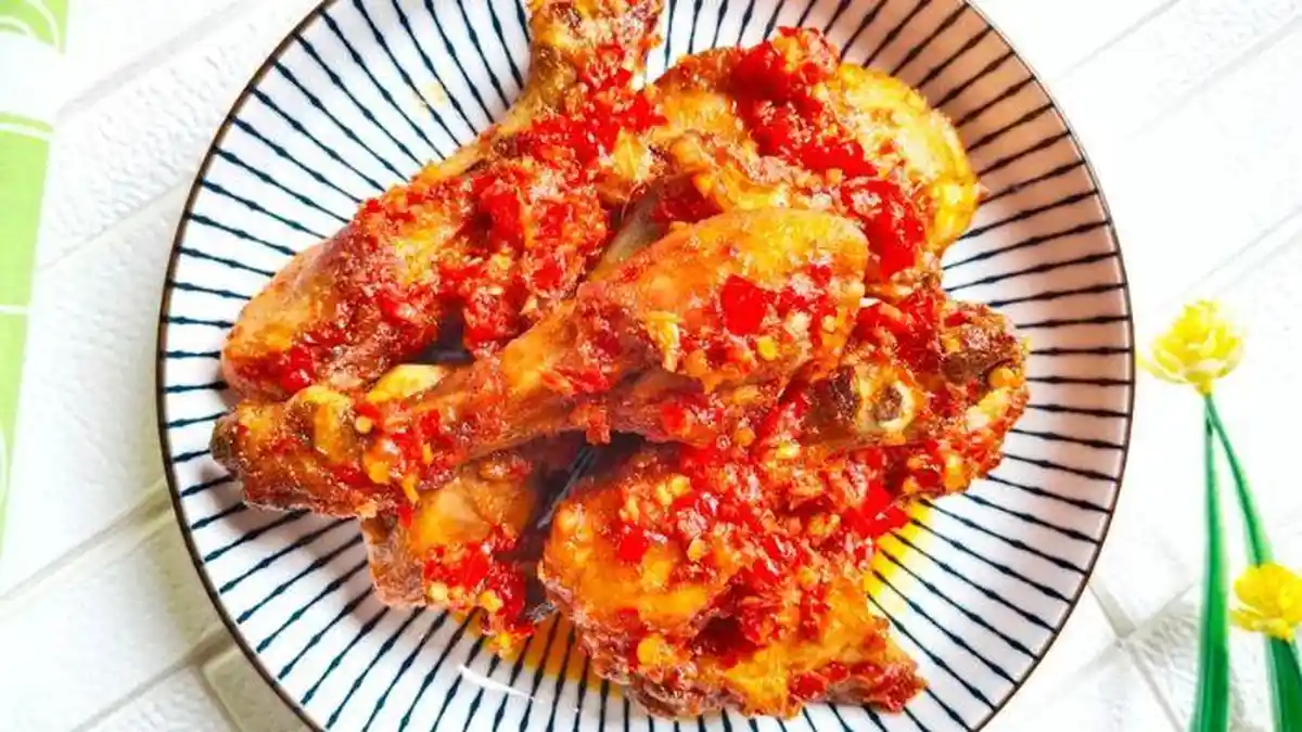 Resep Ayam Goreng Sambal Merah untuk Anak dan Keluarga di Rumah