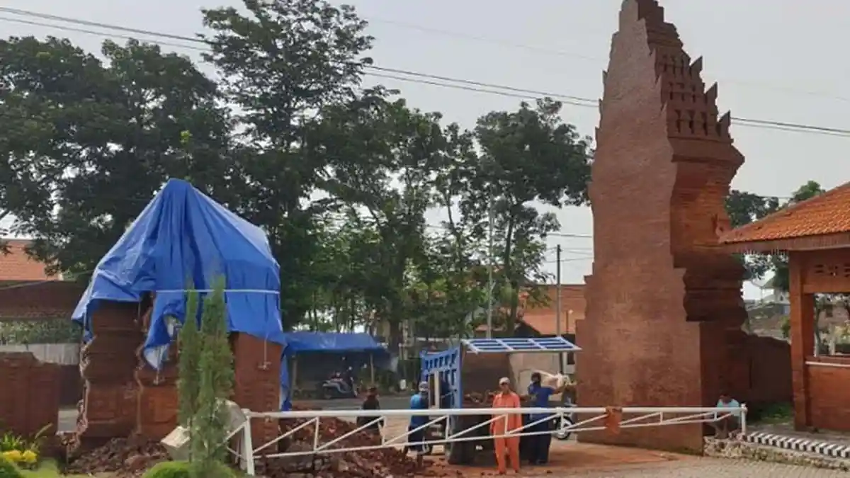 Gapura 9 Meter di Mojo Kembangsore Park Mojokerto Roboh Tersambar Petir