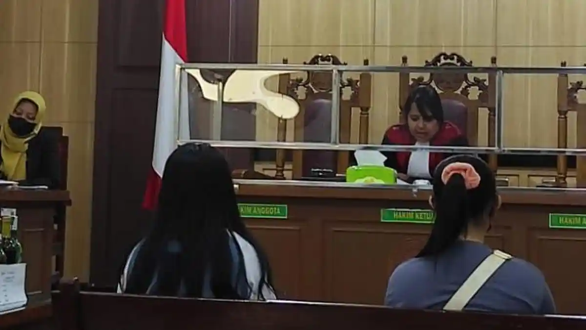 Sehari Ditangkap Langsung Disidang, 2 Penjaga Warkop di Gresik Didenda Rp 300 Ribu Akibat Jual Miras