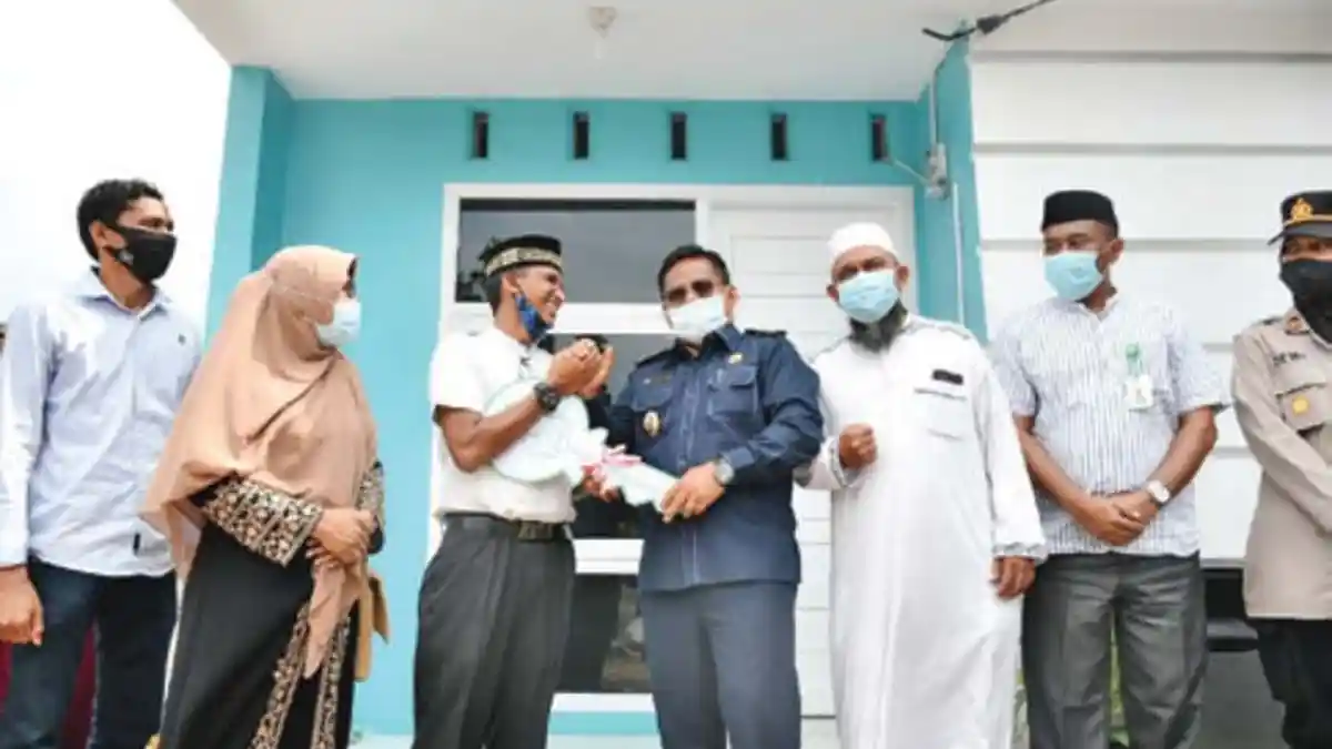 Aminullah Kembali Serahkan Rumah untuk Dua Duafa