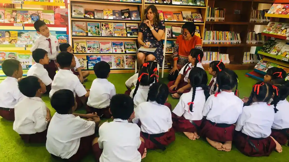 Dorong Minat Baca Anak, Kirli Saunders Kunjungi SD 5 Mengwitani dan Anak-anak di Desa Guwang