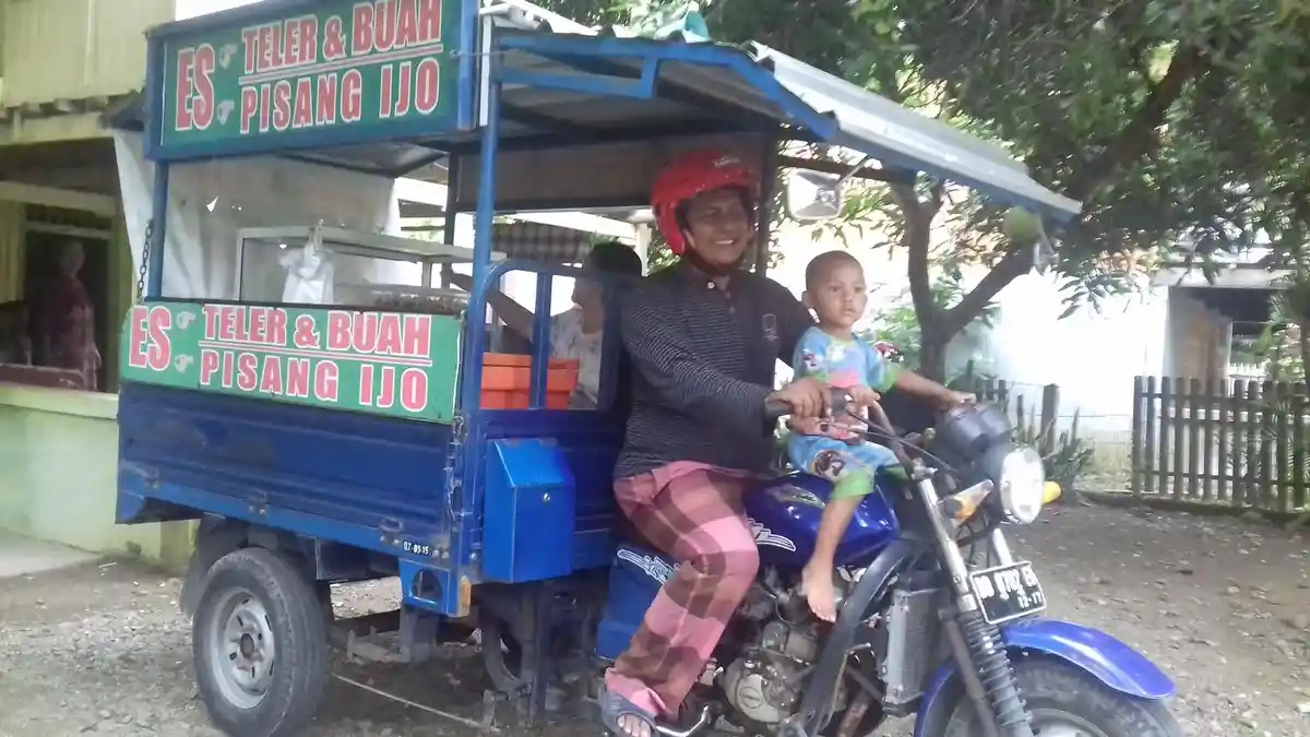 Bripka Irwan Ukkas, Keliling Pangkep Jualan Es Teler Demi Masa Depan Anak