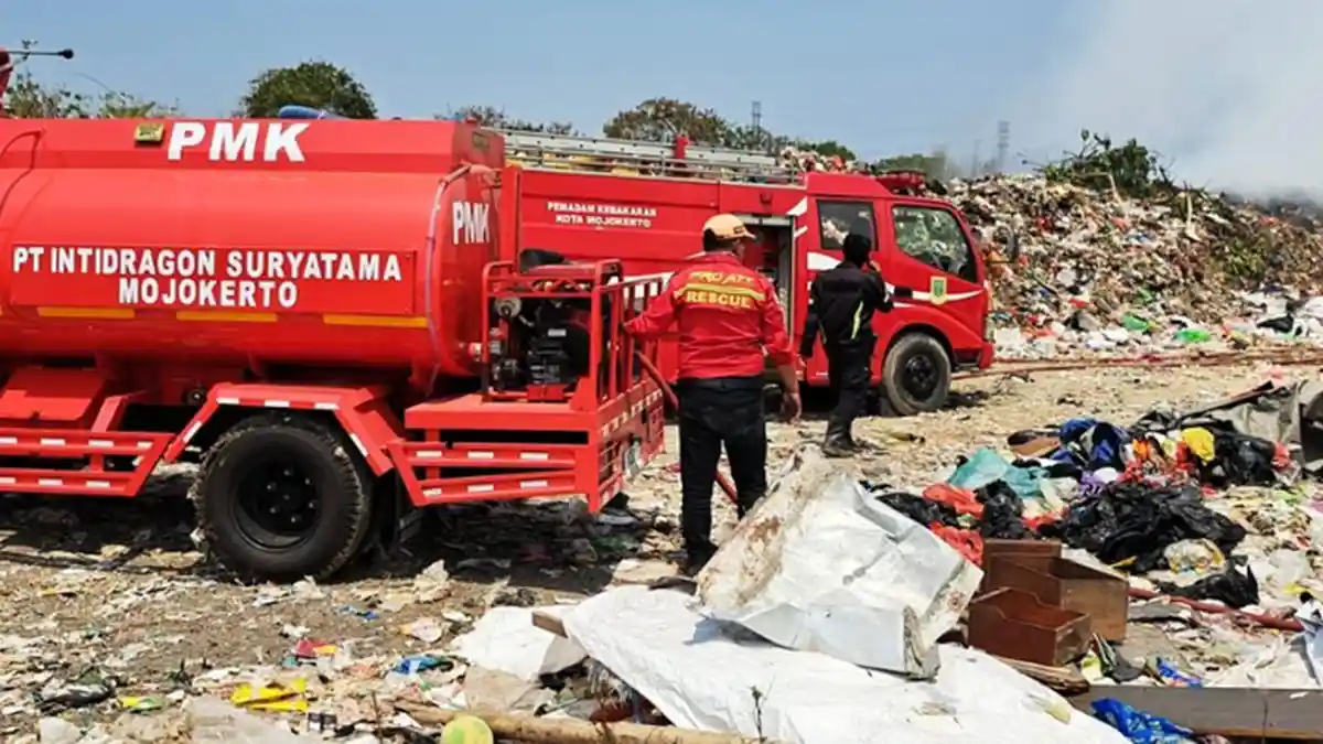 Tiga Hari Kebakaran TPA Randegan di Mojokerto Belum Juga Padam