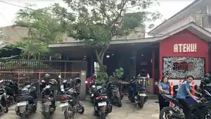 Suasana-kafe-yang-dibikin-onar-oleh-anggota-OKP-di-Jalan-Terompet.jpg