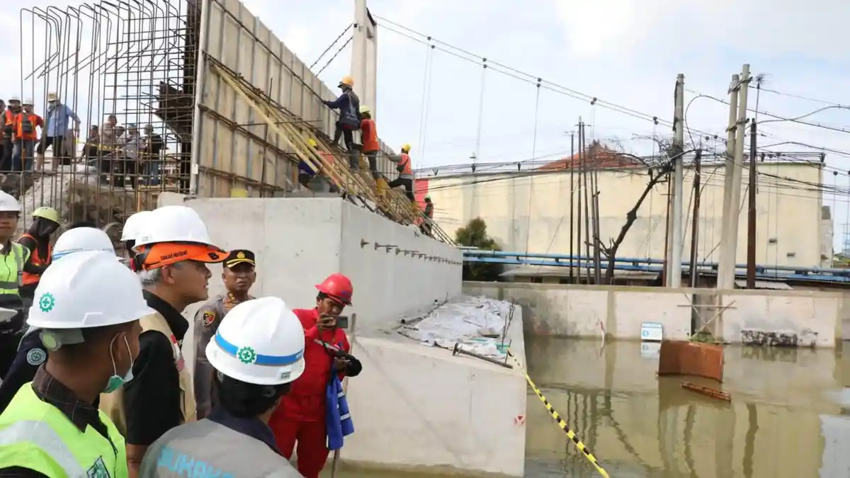 Ganjar Minta Maaf kepada Pengguna Jalan Pantura, Proyek Jembatan Juwana Selesai April Mendatang