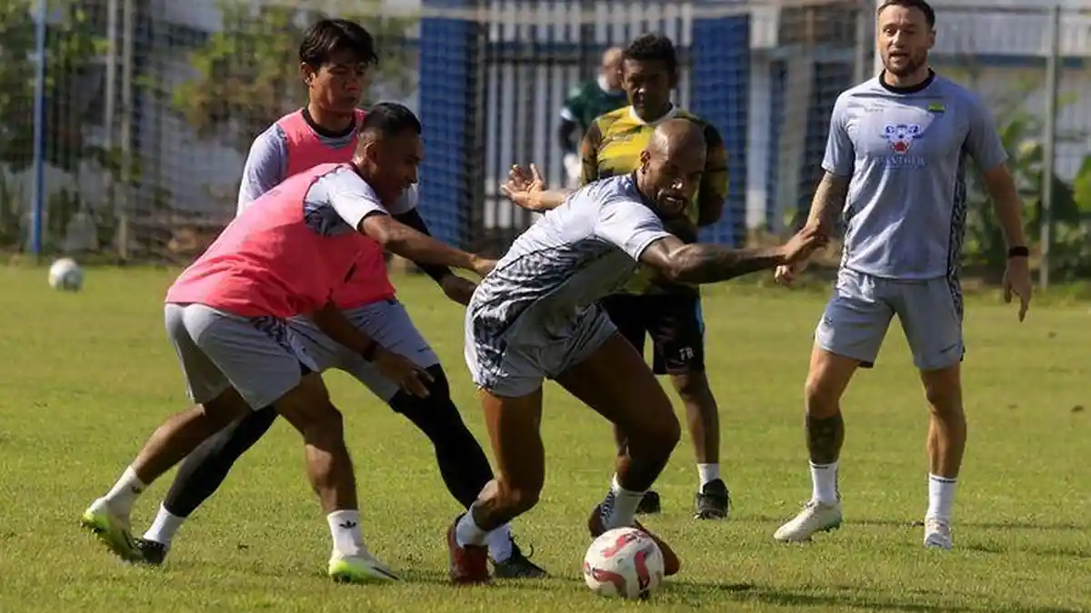 Robi Darwis dan Kakang Rudianto Gabung Latihan Persib Bandung, Semua ...