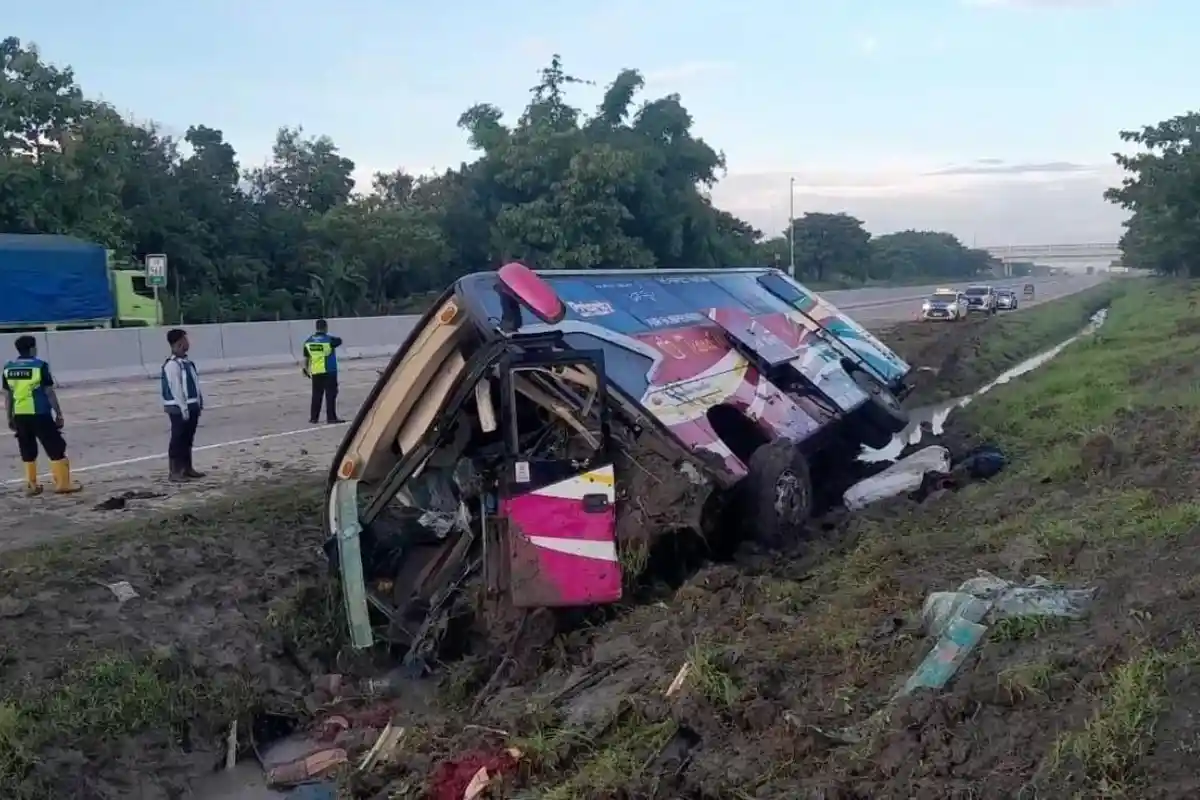 Sopir Mengantuk, Bus Rombongan Tabligh Akbar dari Jakarta Terguling di Tol Ngawi, 4 Orang Terluka