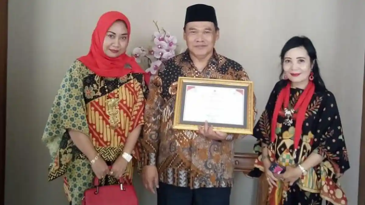 Komisi Informasi Pusat Beri Universitas Negeri Malang Sertifikat PTN Menuju Informatif