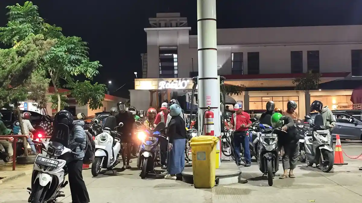 Butuh 30 Menit Antre di SPBU Depan Mapolda Sulsel hanya untuk Dapatkan Pertalite