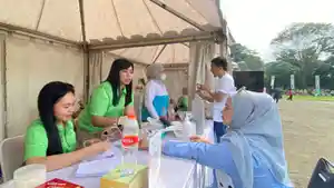 Salah-satu-pengunjung-yang-melakukan-cek.jpg