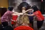 Ritual Pembersihan Rupang Dewa Jelang Imlek di Vihara Amurva Bhumi