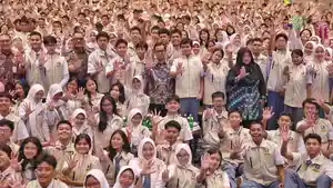 Gubernur-DKI-Jakarta-Pramono-Anung-bersama-ribuan-pelajar-yang.jpg