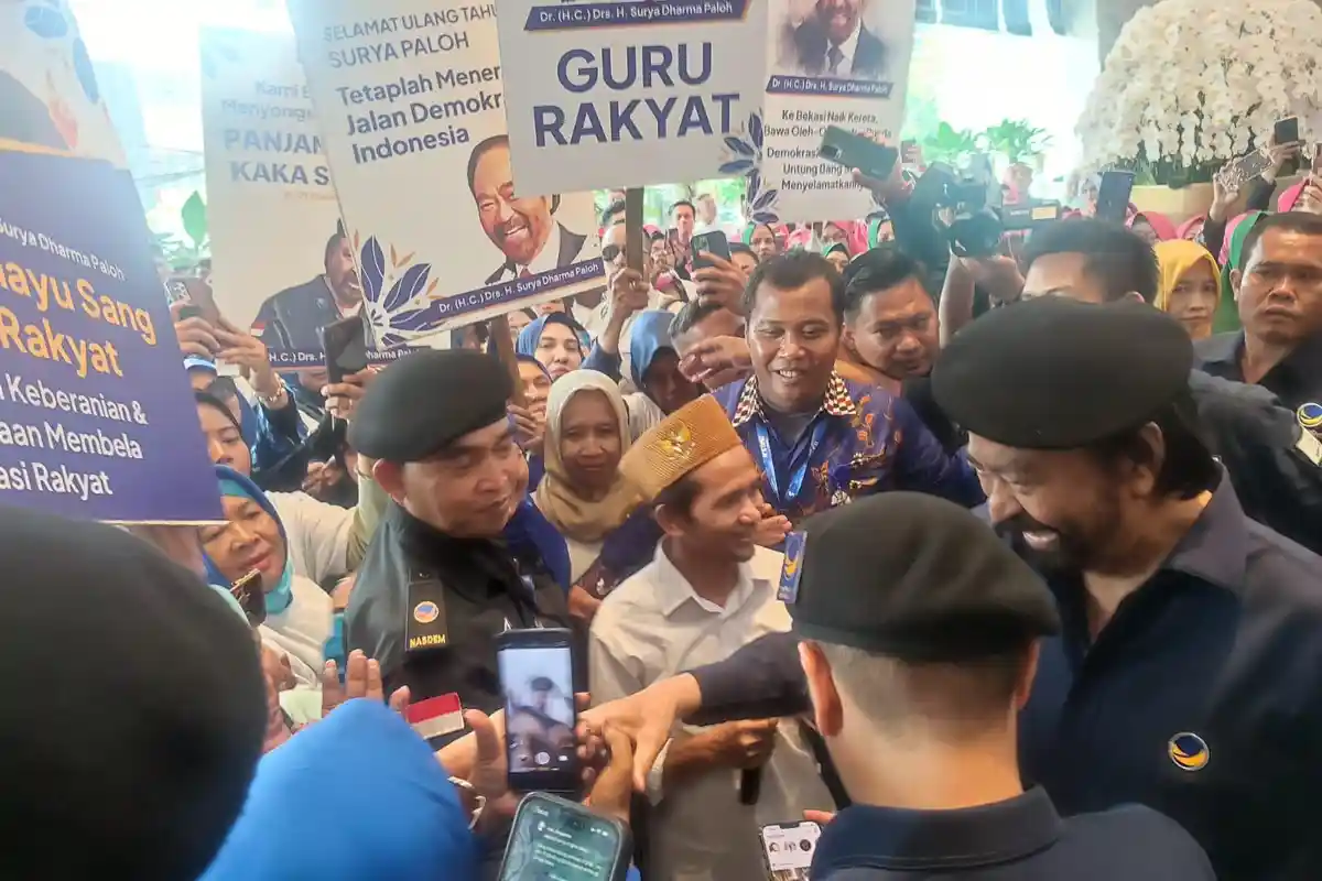 Di Hari Ulang Tahun yang ke-72, Surya Paloh Dianugerahi Penghargaan Guru Rakyat oleh Pendukung Anies