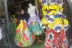 Manfaatkan Limbah Plastik Untuk Gaun
