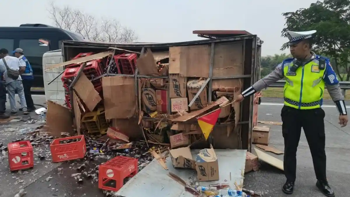 KRONOLOGI Kecelakaan Truk Box Terguling di Tol Sumo