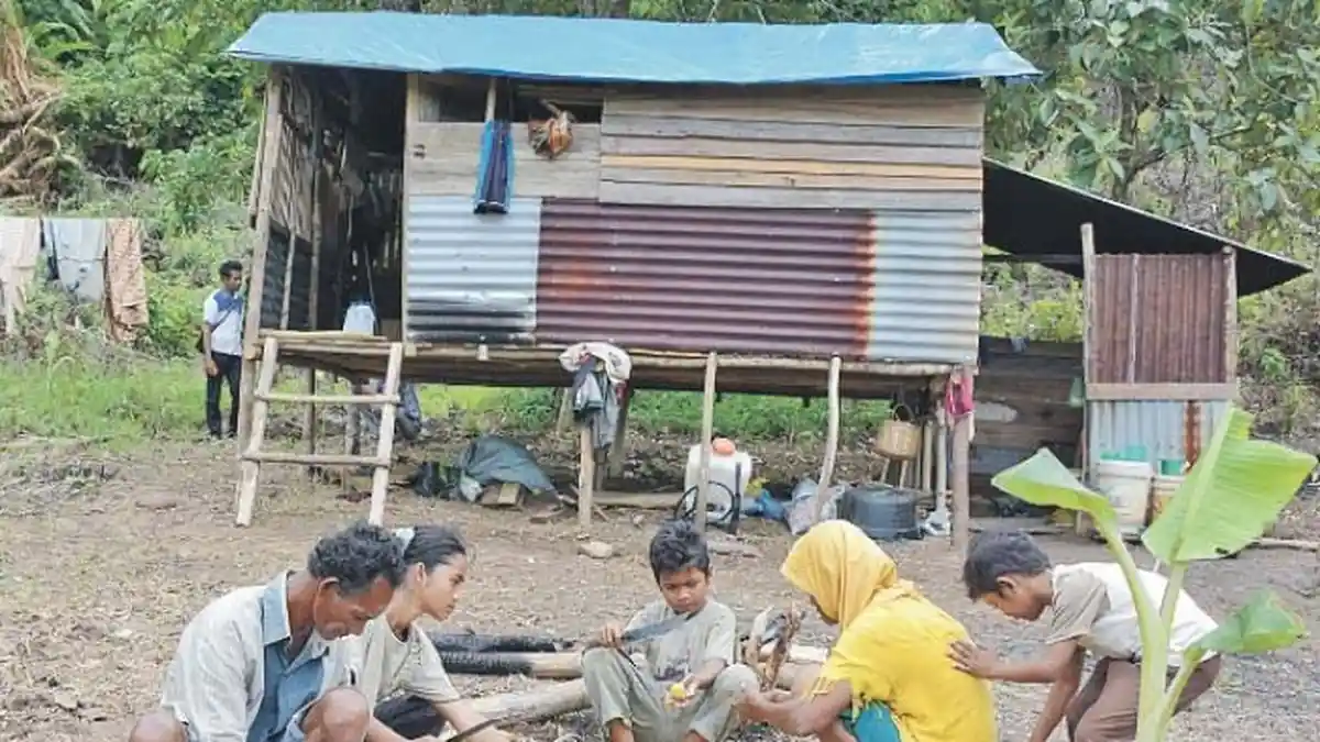 Potret Kemiskinan di Aceh, Hidup di Gubuk Reot Diterangi Lampu Teplok