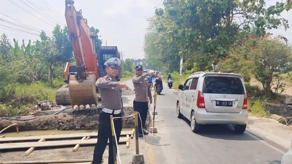 Polres Lamteng Polda Lampung Imbau Pengendara Hati-Hati Lintasi ...