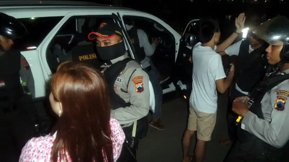 WNA Tiongkok dan Wanita Kendal Kepergok Mesum dalam Mobil di Pinggir Jalan