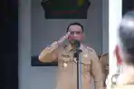 Bupati-Mangarai-Hery-Nabit-saat-apel-tahun-baru-2025-di-Kantor-Bupati-Manggarai.jpg