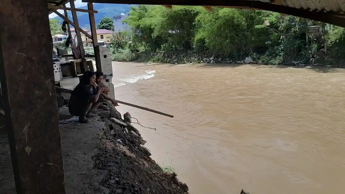 Debit Air Sungai Sadan Naik Beberapa Hari Terakhir, Talut Pasar Pagi Rantepao Amblas